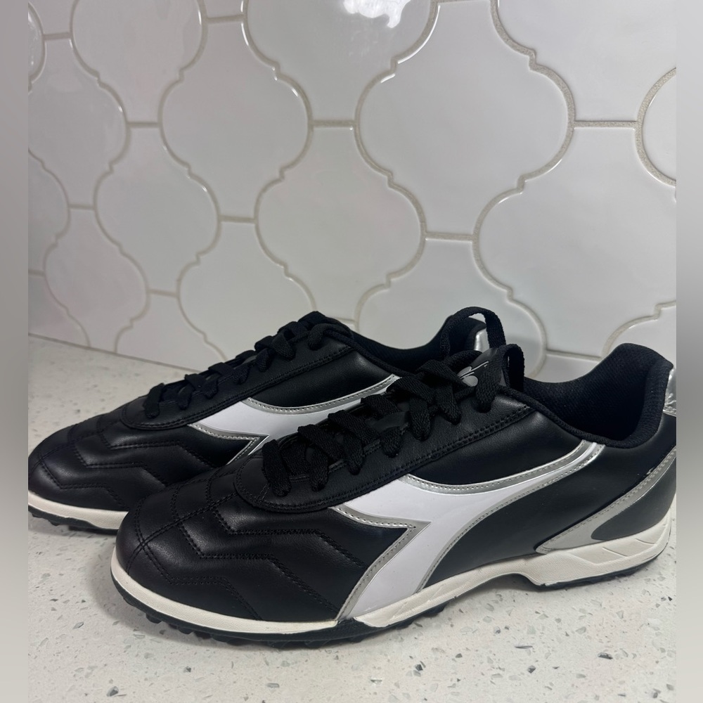 *NWB* DIADORA TURF SOCCER SHOES BLACK WHITE AND SILVER SIZE 11